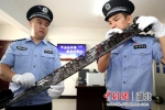 民警清查案件中用于制作假火车票的碳带 胡金力摄 - Hb.Chinanews.Com