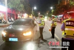 8月21日晚，保康交警正在道路上执勤执法 欧阳智慧 摄 - Hb.Chinanews.Com