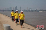 救援队员在武昌江滩巡查 张畅 摄 - 新浪湖北