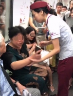 女孩武汉地铁上与一婆婆因座位问题发生肢体动作 - 新浪湖北