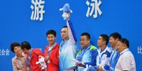 8月26日，天津一队选手杨博尊（左四）在颁奖仪式上 - 残疾人联合会