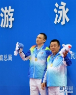 8月26日，天津一队选手杨博尊（左）和教练在颁奖仪式上 - 残疾人联合会