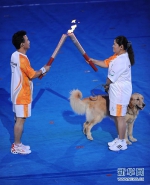 这是2008年9月6日，中国第一位残奥会冠军平亚丽（右）在北京2008年残奥会开幕式上与火炬手孙长亭交接。 新华社记者郭勇摄 - 残疾人联合会