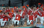 这是2004年9月17日，中国残疾人体育代表团在雅典残奥会开幕式上入场。新华社记者张瑞琪摄 - 残疾人联合会