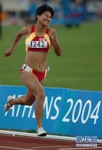 这是2004年9月22日，中国选手王芳在雅典残奥会田径女子100米T36级决赛中，以13秒88的成绩获得金牌，并打破该级别世界纪录。新华社记者张瑞琪摄 - 残疾人联合会