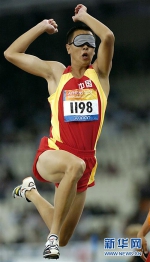这是2004年9月19日，中国选手李端在雅典残奥会男子F11跳远比赛中。李端以6米40的成绩夺冠，这是中国田径队在雅典残奥会上获得的第一枚金牌。新华社记者陈凯摄 - 残疾人联合会