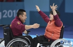这是2018年3月17日，中国轮椅冰壶队队员王蒙（右）和刘微在夺冠后庆祝。在2018平昌冬残奥会轮椅冰壶决赛中，中国队以6比5战胜挪威队获得金牌，实现了中国代表团冬残奥会金牌零的突破。新华社记者夏一方摄 - 残疾人联合会