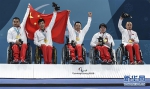 这是2018年3月17日，中国轮椅冰壶队队员王海涛、陈建新、刘微、王蒙、张强（从左至右）在颁奖仪式上庆祝夺得金牌。在2018平昌冬残奥会轮椅冰壶决赛中，中国队以6比5战胜挪威队获得金牌，实现了中国代表团冬残奥会金牌零的突破。新华社记者夏一方摄 - 残疾人联合会