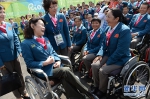这是2016年9月5日，中国残联主席、里约残奥会中国体育代表团团长张海迪（前左）在里约残奥会中国代表团升旗仪式上。新华社记者杨磊摄 - 残疾人联合会