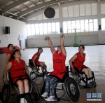 这是2011年4月26日，四川省轮椅篮球队的女队员们在都江堰友爱学校体育馆进行训练。新华社记者王建华摄 - 残疾人联合会