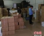 执法人员在仓库发现大量非法出版物。湖北省“扫黄打非”办公室供图 - 新浪湖北