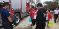 黄冈红安一中学因干旱出现用水困难，消防员前来送水　张天 摄 - 新浪湖北