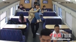 乘警将发病旅客抱至餐车，方便工作人员救助 - Hb.Chinanews.Com