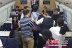 列车即将到达常州站时乘警将无法站立的发病旅客抱起送下列车 - Hb.Chinanews.Com