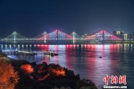 图为，武汉“长江灯光秀” 张颖 摄 - 新浪湖北