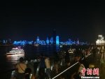 长江灯光秀引来游客观看　张畅　摄 - 新浪湖北