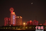 长江灯光秀让市民和游客沉浸在浓浓的国庆氛围中 张畅 摄 - 新浪湖北