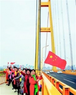 图为：杨泗港大桥为上下两层公路桥，上层两侧有人行通道。图为市民们上桥观景游玩。（湖北日报全媒记者 梅涛通讯员 张静 摄） - 新浪湖北