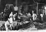 1958年9月13日，武钢一号高炉炼出了第一炉铁水。 长江日报记者郭雷震 摄 - 新浪湖北