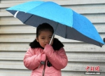 资料图：女孩穿着厚实冬装抵御寒冷。中新社记者 翟羽佳 摄 - 新浪湖北