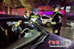 襄阳保康警方开展夜查酒驾行动 - Hb.Chinanews.Com