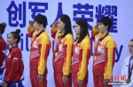 图为陈洁、于静瑶、张雨霏和杨浚瑄（左起）在颁奖仪式上。中新社记者 侯宇 摄 - 新浪湖北