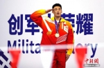 中国选手牛钰捷以2分12秒56摘得男子200米超级救生决赛金牌。中新社记者 富田 摄 - 新浪湖北