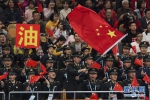 10月22日，观众在看台为中国队加油助威。 当日，在武汉进行的第七届世界军人运动会女子排球决赛中，中国队以1比3不敌巴西队，获得亚军。 新华社记者贺长山摄 - 新浪湖北