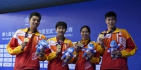 资料图：中国选手季新杰、杨浚瑄、朱梦惠和何俊毅（左起）展示金牌。中新社记者 侯宇 摄 - 新浪湖北