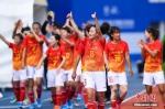 图为比赛结束后中国八一女足向现场观众致意。 中新社记者 何蓬磊 摄 - 新浪湖北