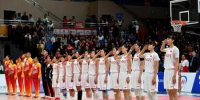 10月26日晚，第七届世界军人运动会女子篮球决赛在武汉市举行。中国队93：65战胜巴西队获得本届军运会女子篮球比赛金牌。图为中国队在颁奖现场。 中新社记者 安源 摄 - 新浪湖北