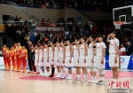 10月26日晚，第七届世界军人运动会女子篮球决赛在武汉市举行。中国队93：65战胜巴西队获得本届军运会女子篮球比赛金牌。图为中国队在颁奖现场。 中新社记者 安源 摄 - 新浪湖北