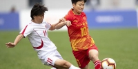 10月26日，在武汉举行的第七届世界军人运动会女子足球决赛中，中国队对阵朝鲜队 。 新华社记者 熊琦 摄 - 新浪湖北