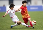 10月26日，在武汉举行的第七届世界军人运动会女子足球决赛中，中国队对阵朝鲜队 。 新华社记者 熊琦 摄 - 新浪湖北