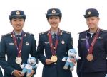 10月25日，冠军中国选手邢雅萍（中）、亚军中国选手杨梅（左）和季军俄罗斯选手埃尔基娜在颁奖仪式上。 新华社记者 李贺 摄 - 新浪湖北