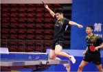 中国选手樊振东（左）、周雨在比赛中。 - 新浪湖北