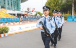 武汉市公安局民警携反制枪在军运会主场馆武汉体育中心巡逻。应后威摄 - 新浪湖北