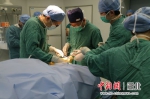 正在紧急给受伤运动员做手术 - Hb.Chinanews.Com