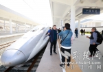汉十高铁体验专列到达十堰东站。记者 刘涛 摄 - 新浪湖北