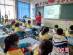一名老师正在上课 资料图 王亚海 摄 - 新浪湖北