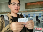 旅客持“襄州-谷城”的火车票从襄州站上车 胡传林 摄 - 新浪湖北