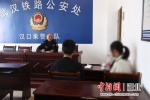 武汉铁路公安处民警劝导两位年轻人 - 新浪湖北
