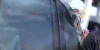 视频-惊险！男子高速上开车被野蜂蛰休克 交警火速送医救人 - 新浪湖北