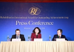 11月1日，在俄罗斯首都莫斯科，康复国际主席、杰出贡献奖评奖委员会主席张海迪（中）出席新闻发布会 - 残疾人联合会