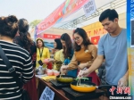 越南留学生现场烹饪美食 马芙蓉 摄 - Hb.Chinanews.Com