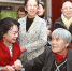 图为张海迪在劲松老年家园看望老人 - 残疾人联合会