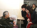 图为张海迪看望十八里店乡福寿老年公寓的老人 - 残疾人联合会