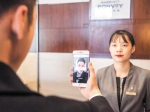 　　11月15日，旅客通过 “证照卡包” 手机软件“扫脸”完成实名入住酒店登记。 - 新浪湖北
