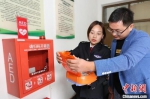 襄阳市急救中心工作人员向市民讲解使用自动体外除颤仪　杨东　摄 - 新浪湖北