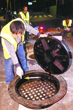 井盖内部有一圈橡胶隔音垫，避免车辆碾压产生的扰民噪音 通讯员宋宏雷 摄 - 新浪湖北